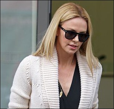 Charlize Theron en robe de bousiers